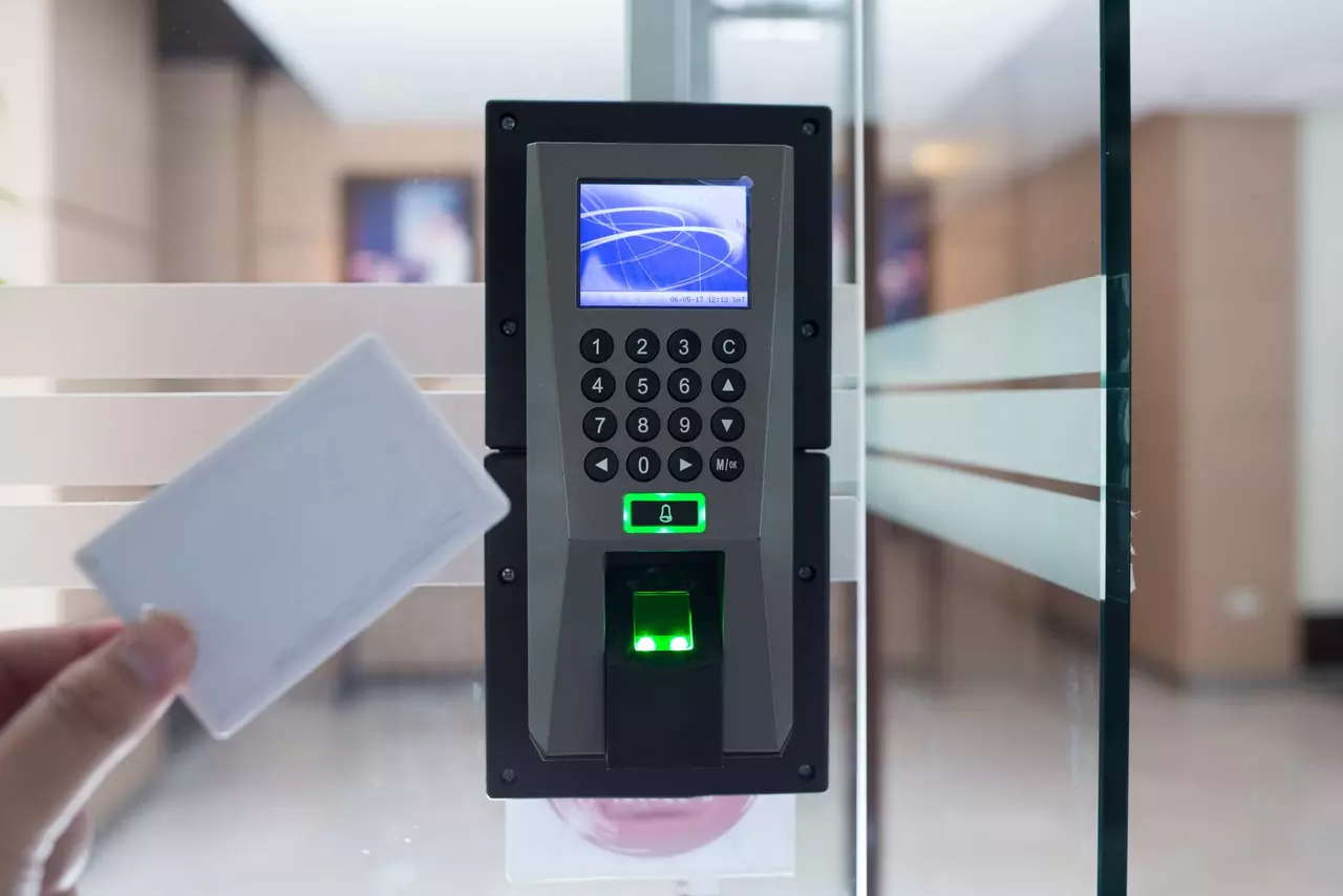 Elektronisch toegangscontrolesysteem met badgelezer voor veilige toegang tot gebouwen